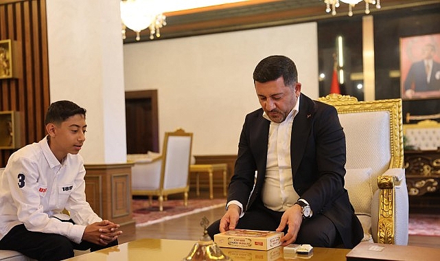  Rasim Başkan, Kitap Kurdu Eymen Açık’ı Belediyede Ağırladı